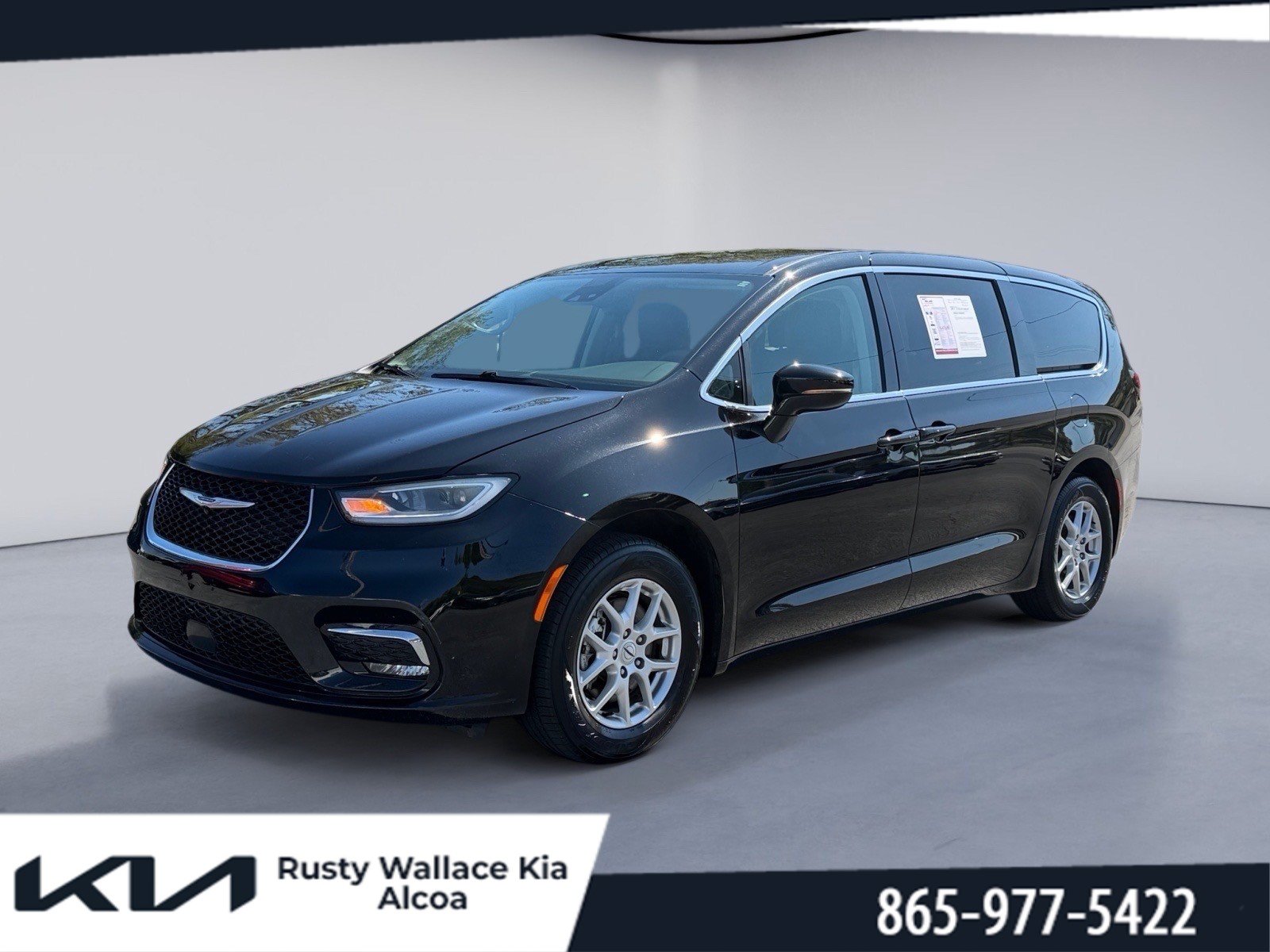 Used 2024 Chrysler Pacifica Touring-L FWD image 1