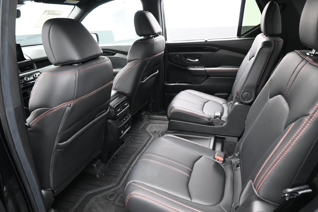 Used 2025 Honda Pilot TrailSport image 26