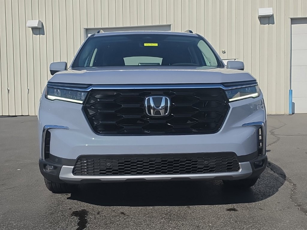 Used 2025 Honda Pilot Touring image 2