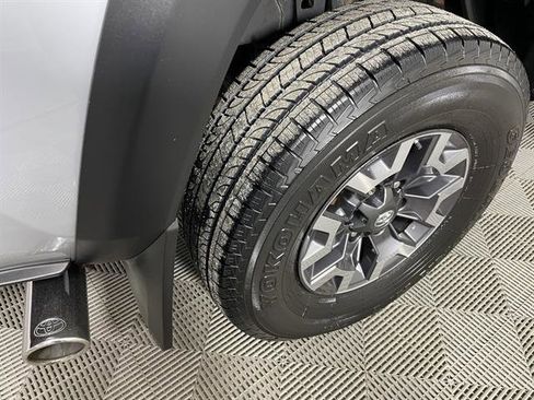 Certified 2018 Toyota Tacoma TRD Off-Road image 29