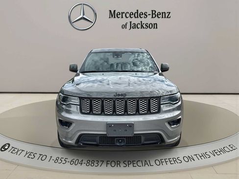 Used 2022 Jeep Grand Cherokee Laredo X AWD/4WD image 3