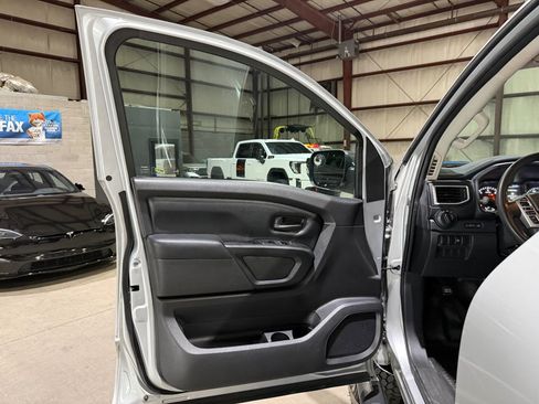Used 2018 Nissan Titan S RWD image 11