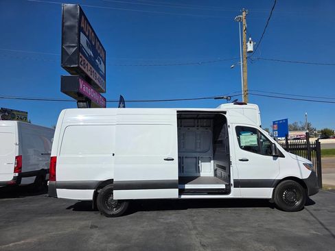 Used 2025 Mercedes-Benz Sprinter 2500 image 5