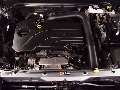 Used 2023 Chevrolet Equinox LS image 32