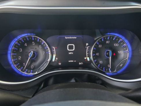 Used 2023 Chrysler Pacifica Touring-L FWD image 18