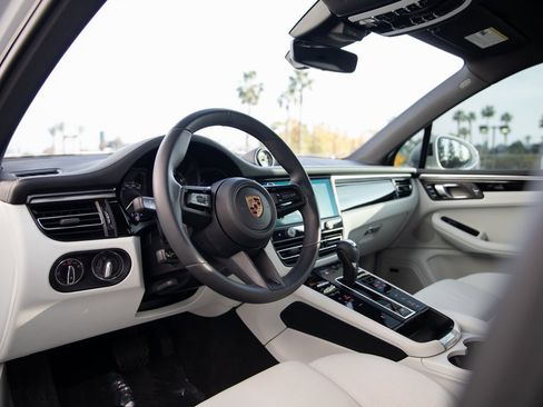 Certified 2024 Porsche Macan image 4