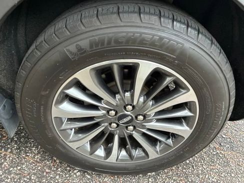 Used 2023 Lincoln Nautilus FWD w/ Premium Package image 12
