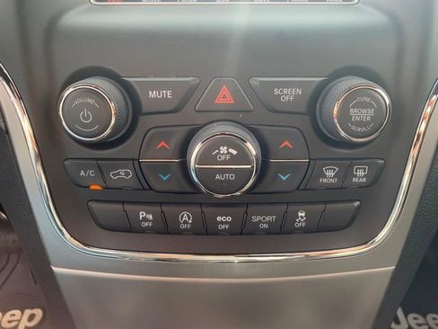 Used 2021 Jeep Grand Cherokee Laredo image 12