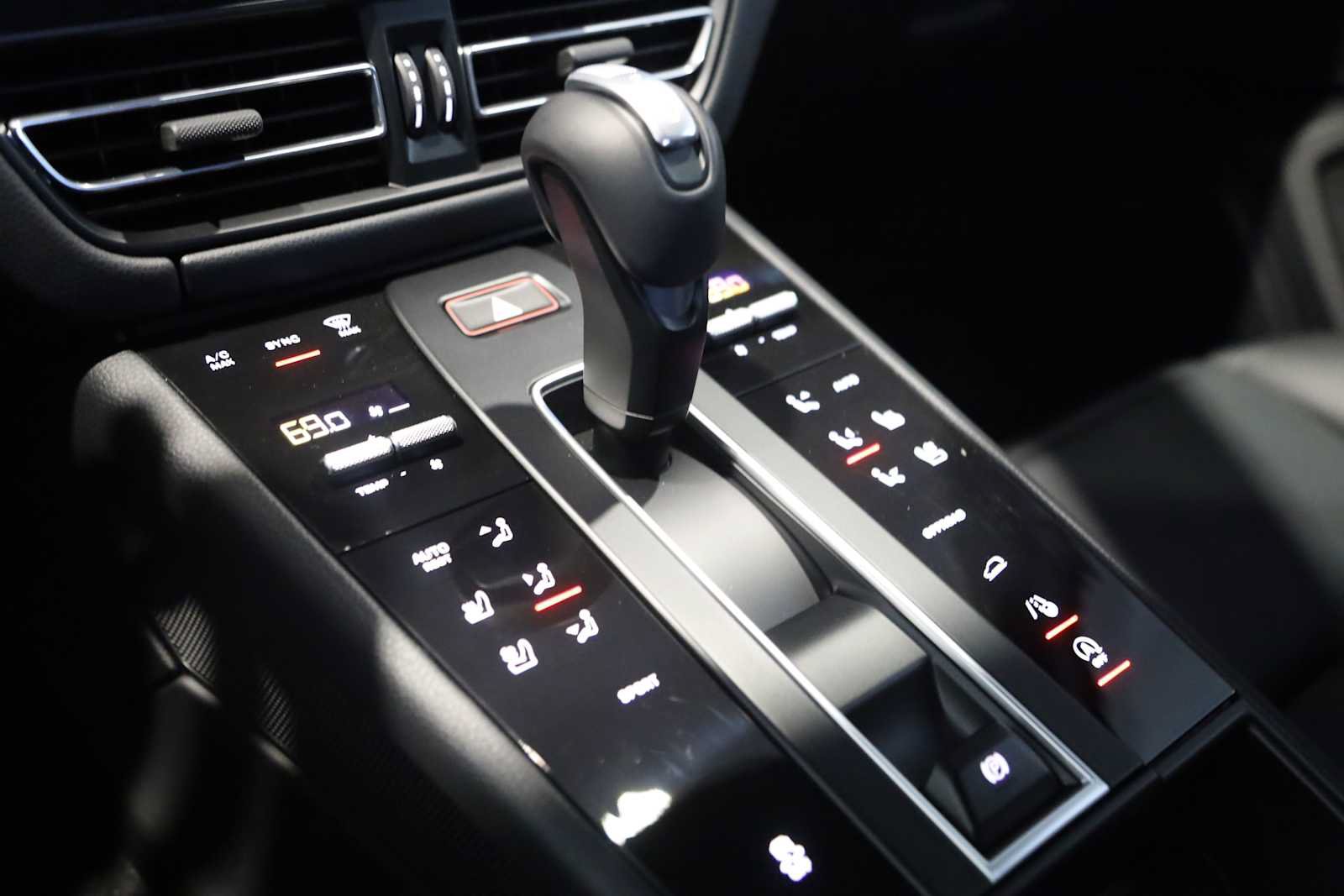 Used 2025 Porsche Macan AWD/4WD image 28