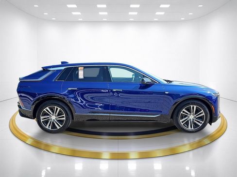 Certified 2024 Cadillac Lyriq Luxury AWD/4WD image 4