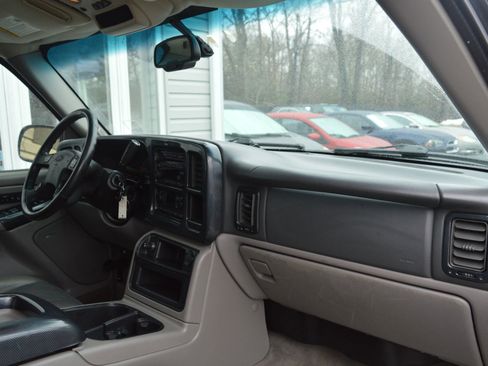 Used 2005 Chevrolet Avalanche Z71 w/ Sun And Sound Package image 32