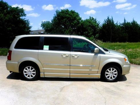 Used 2011 Chrysler Town & Country Touring-L w/ Trailer Tow Group FWD image 5