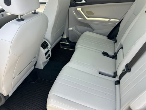 Used 2022 Volkswagen Tiguan SE w/ Panoramic Sunroof Package AWD/4WD image 17