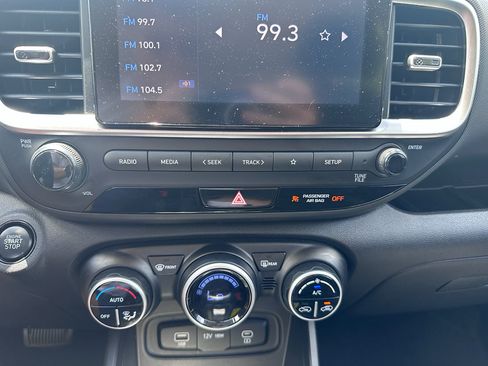 Used 2025 Hyundai Venue SEL FWD image 14
