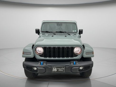 Used 2024 Jeep Wrangler Unlimited w/ Convenience Group AWD/4WD image 2