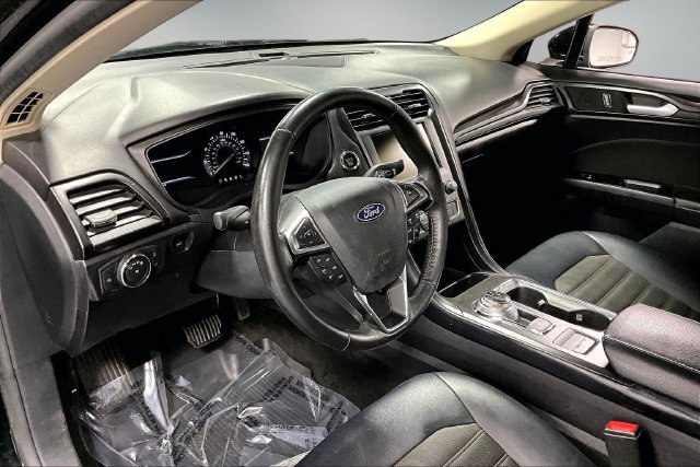 Used 2018 Ford Fusion SE w/ Equipment Group 201A FWD image 16