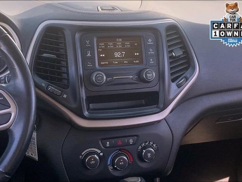 Used 2018 Jeep Cherokee Latitude w/ Altitude Package FWD image 6