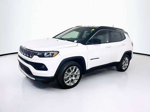 Used 2025 Jeep Compass Limited image 3