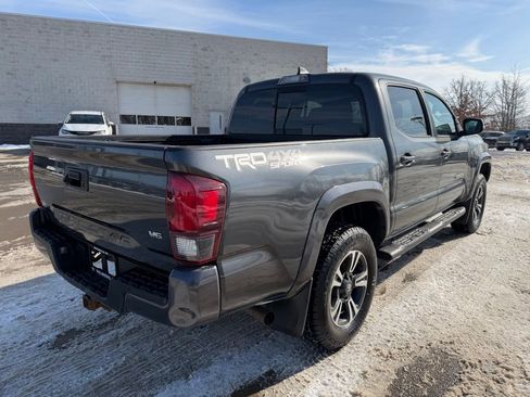 Used 2019 Toyota Tacoma TRD Sport image 5