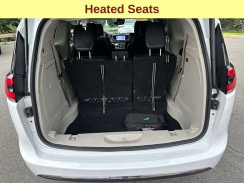 Used 2022 Chrysler Pacifica Touring-L FWD image 11