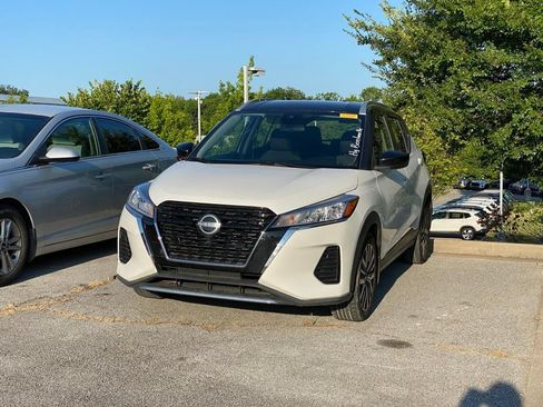 Used 2023 Nissan Kicks SV FWD image 3