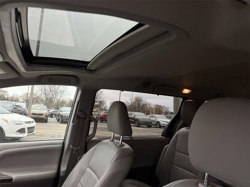 Used 2018 Toyota Sienna XLE image 16