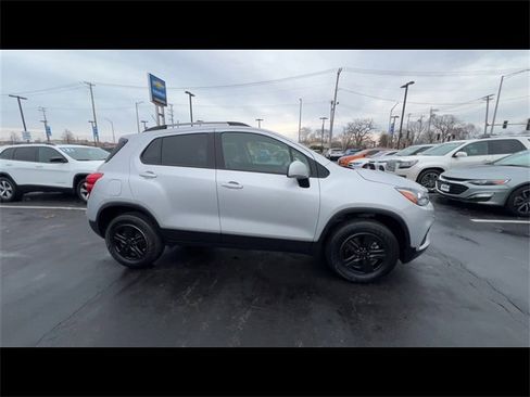 Certified 2022 Chevrolet Trax LT w/ LT Convenience Package image 9