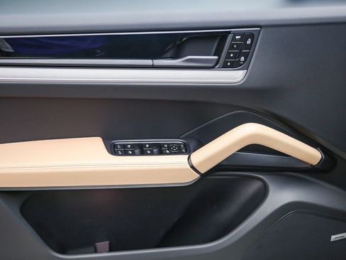 Certified 2025 Porsche Cayenne Coupe AWD/4WD image 27