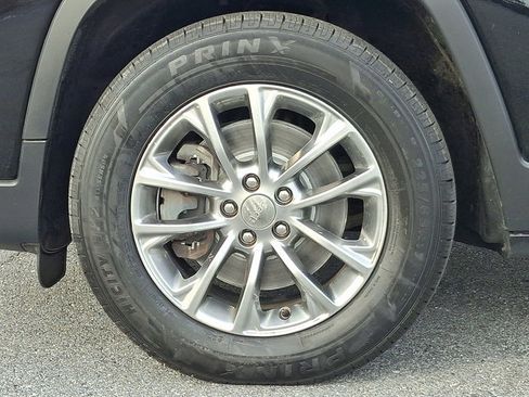 Used 2019 Jeep Cherokee Latitude Plus w/ Comfort/Convenience Group image 9