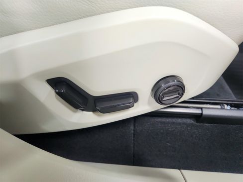 Used 2024 Volvo XC60 B5 Plus w/ Protection Package Premier image 38