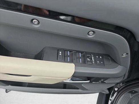 Used 2023 Land Rover Defender 110 X-Dynamic SE image 27