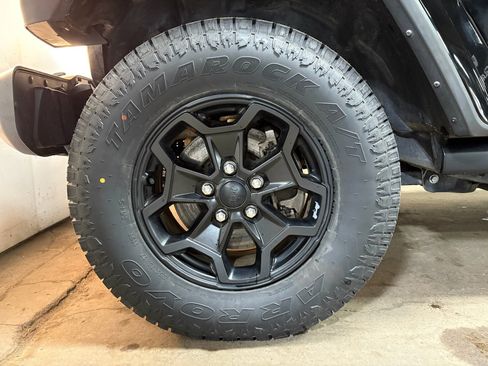 Used 2022 Jeep Gladiator Sport image 17