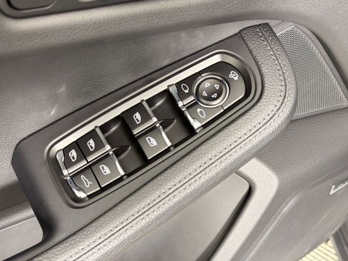 Certified 2025 Porsche Macan AWD/4WD image 23