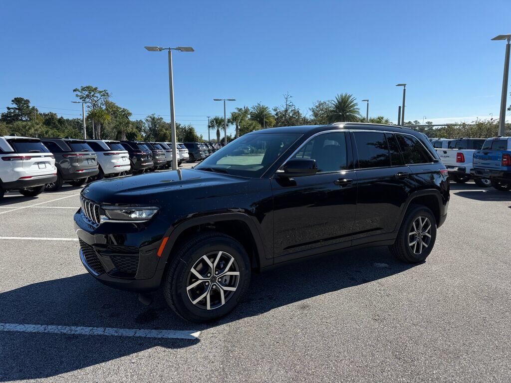 New 2027 Jeep Grand Cherokee Laredo RWD image 7