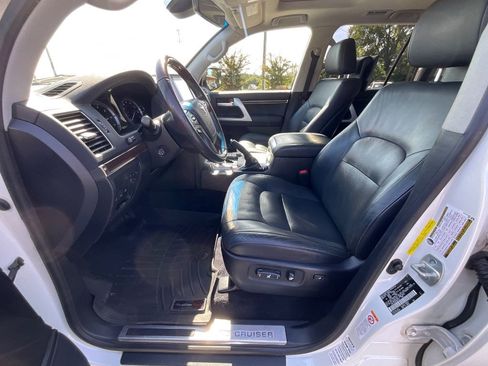 Used 2016 Toyota Land Cruiser image 11