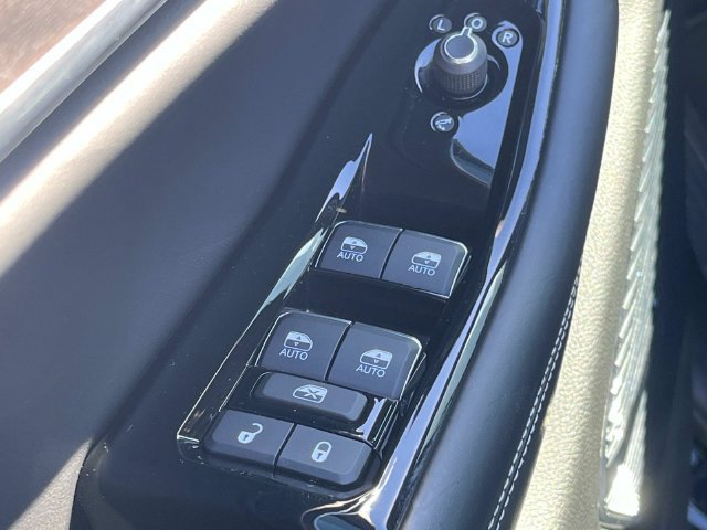 Used 2022 Jeep Grand Cherokee Overland AWD/4WD image 32