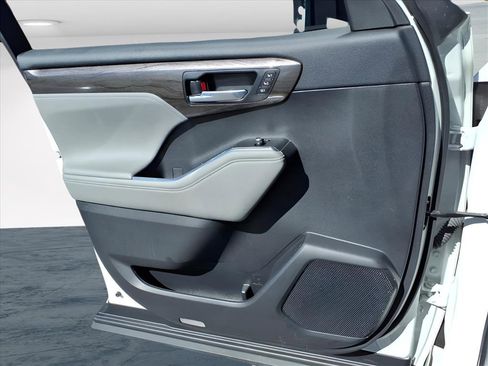 Used 2023 Toyota Highlander Limited image 28