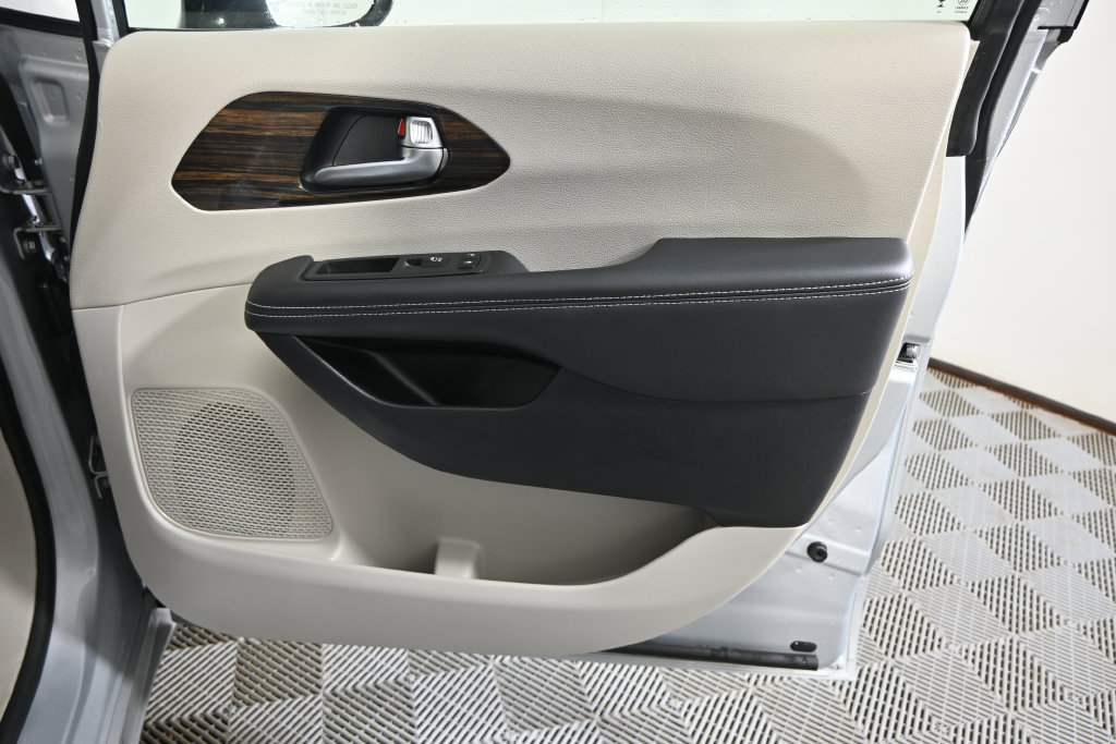 Used 2023 Chrysler Pacifica Limited FWD image 12