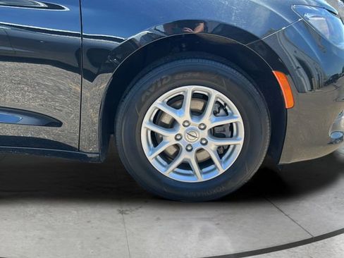 Used 2023 Chrysler Voyager LX image 28