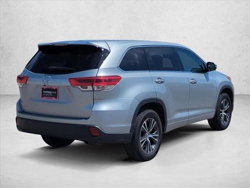 Used 2017 Toyota Highlander LE FWD image 6