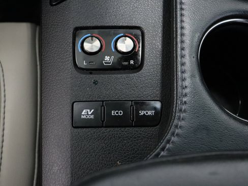 Used 2018 Toyota Avalon Limited FWD image 24