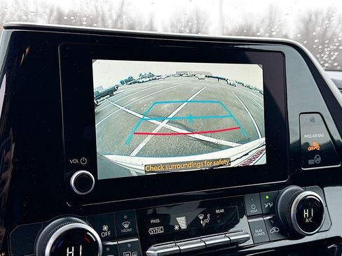 Used 2024 Toyota Highlander LE image 19