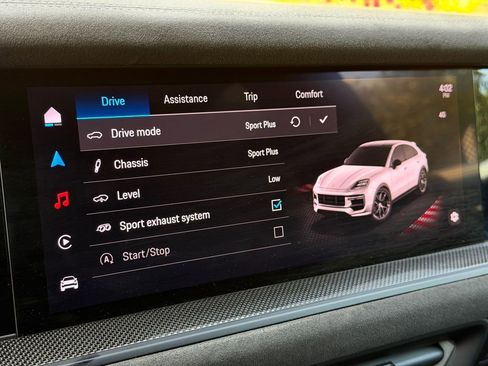 Used 2024 Porsche Cayenne Turbo GT image 25