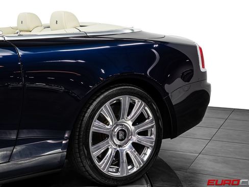 Used 2017 Rolls-Royce Dawn RWD image 17