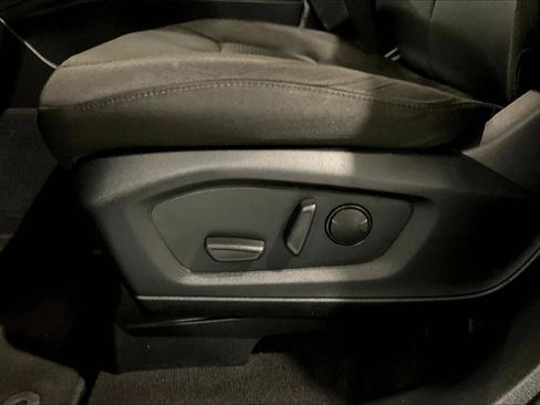 Used 2023 Ford Explorer XLT AWD/4WD image 37