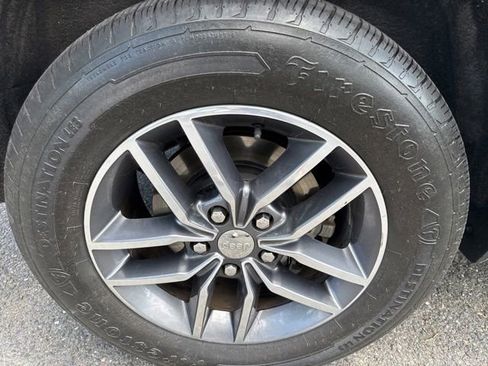Used 2018 Jeep Grand Cherokee Limited AWD/4WD image 9