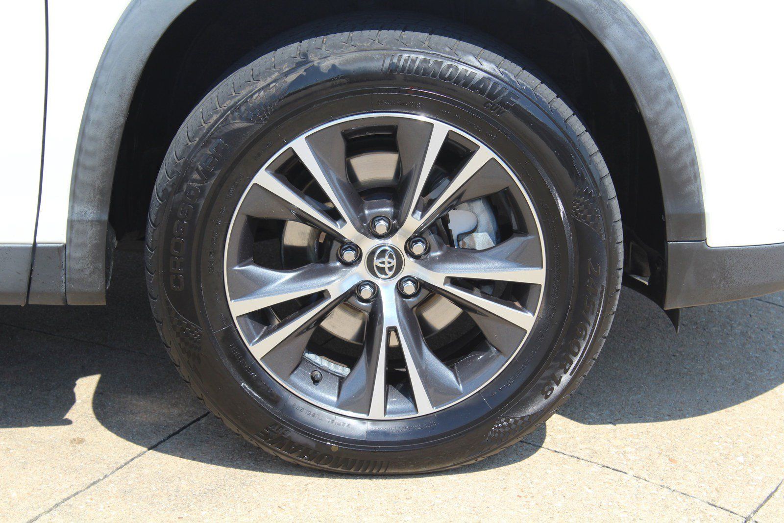 Used 2019 Toyota Highlander LE FWD image 3