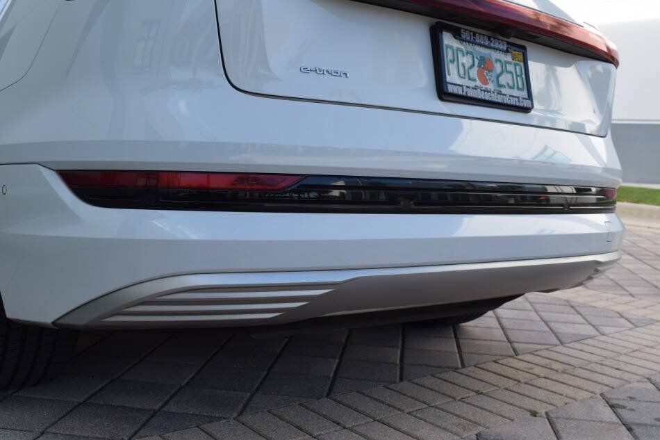 Used 2019 Audi e-tron Prestige w/ Prestige Package AWD/4WD image 18