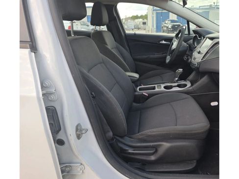 Used 2017 Chevrolet Cruze LS FWD image 9