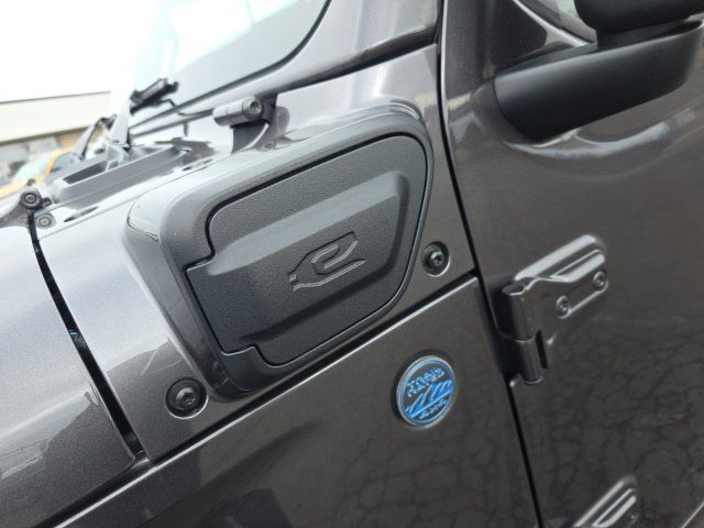 Used 2025 Jeep Wrangler Unlimited Sahara w/ Safety Group AWD/4WD image 12